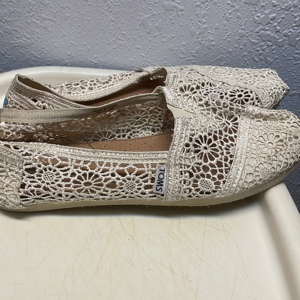 Tom’s lace cream color size 8